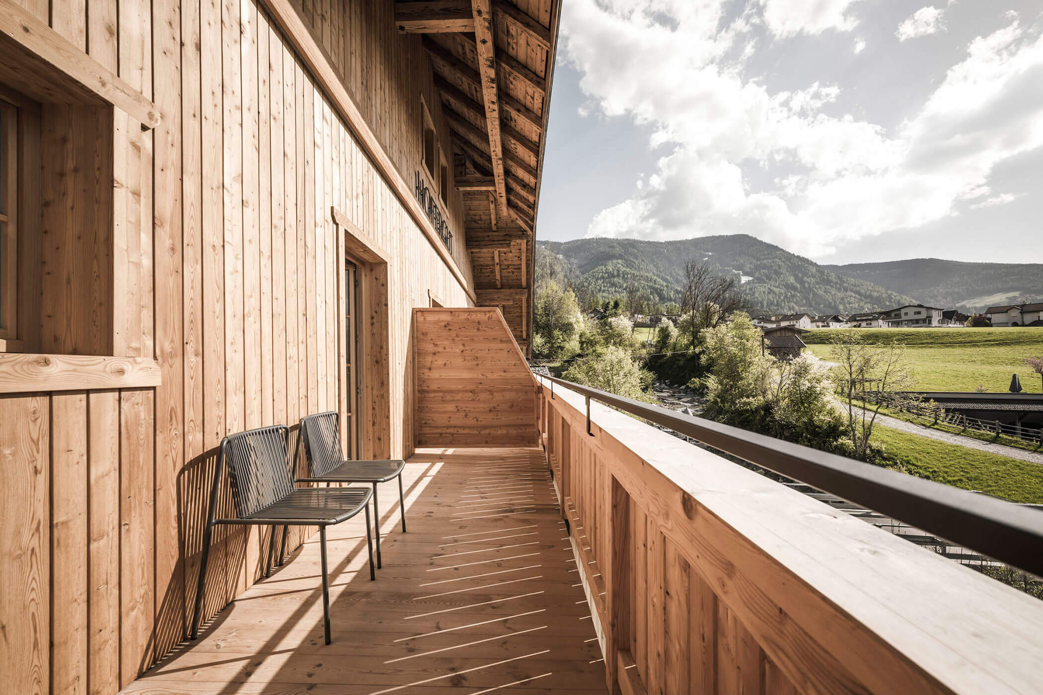 Apartment XL mit Balkon - Stühle und Aussicht - Hofergut