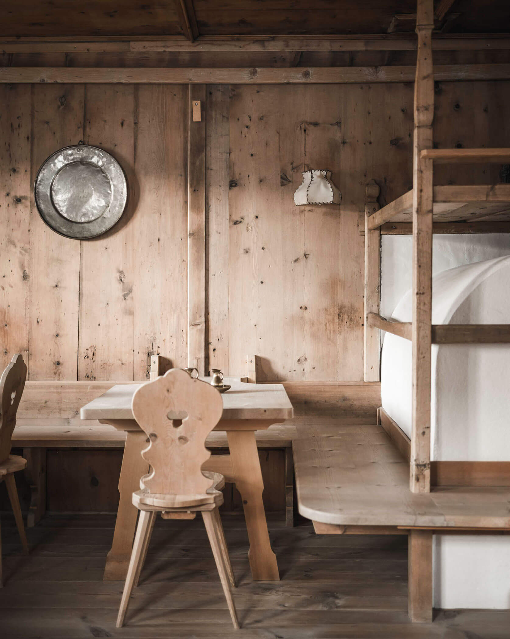 Historischer Urlaub - Stube - Detailaufnahme Tisch mit Stuhl & Ofen - Hofergut