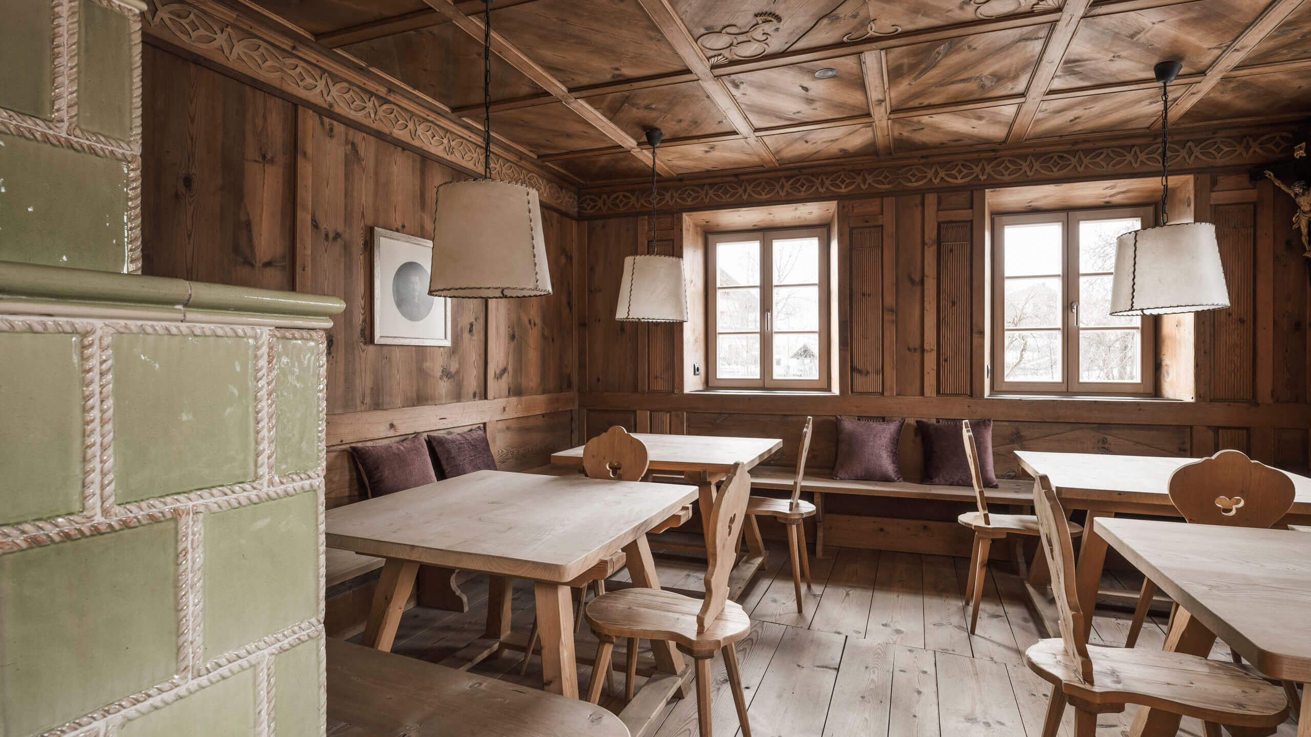 Tische mit Stühlen & Lampen - Kulinarik - Querformat - Hofergut