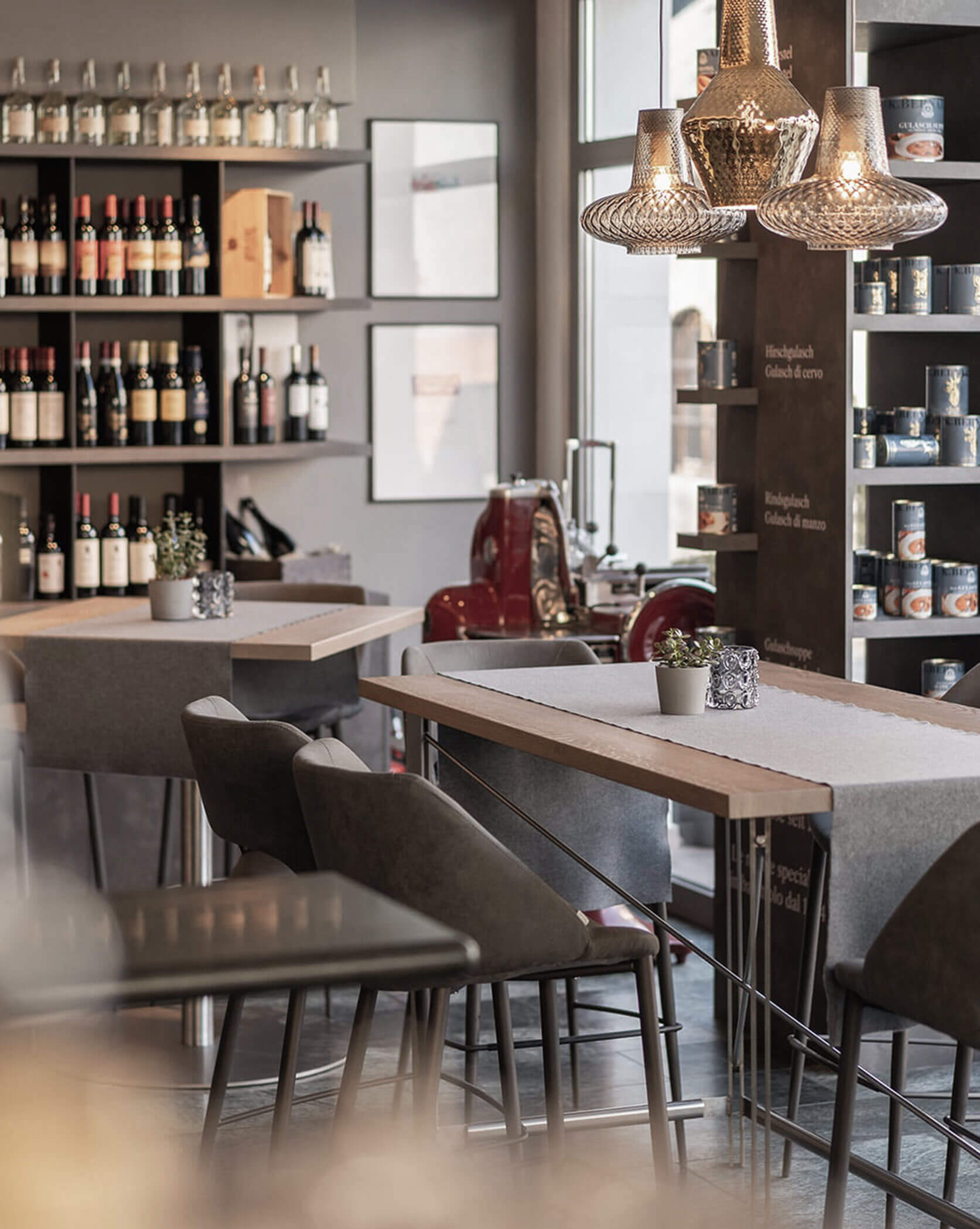 Honesty Bar & Dine Around Bernardi- Innenansicht mit Tisch & Wein - Hofergut