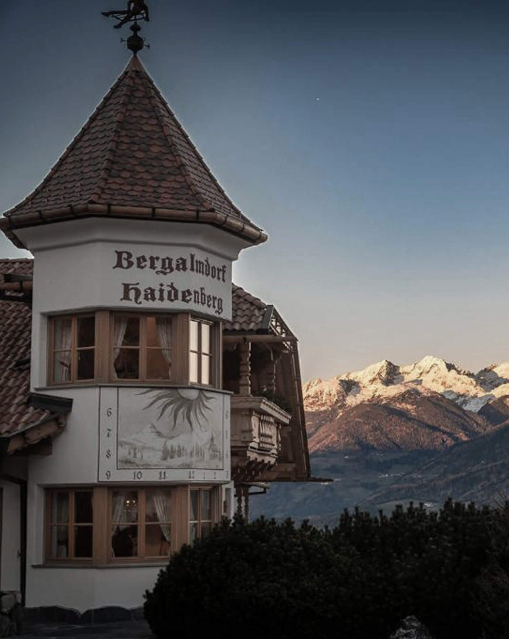 Honesty Bar & Dine Around Heidenberg- Außenfassade mit Berge - Hofergut