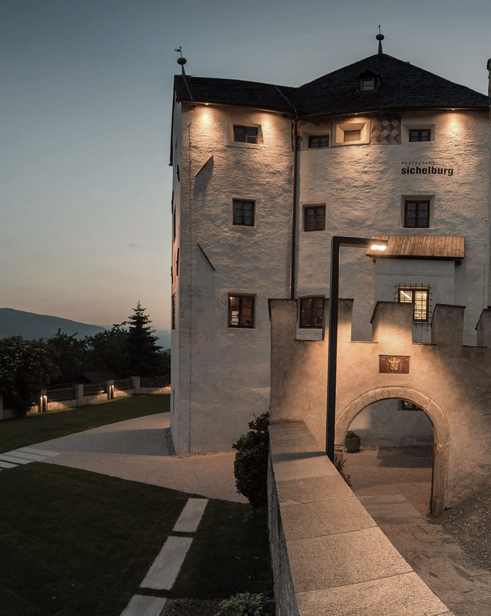Honesty Bar & Dine Around Sichelburg - Außenfassade am Abend - Hofergut
