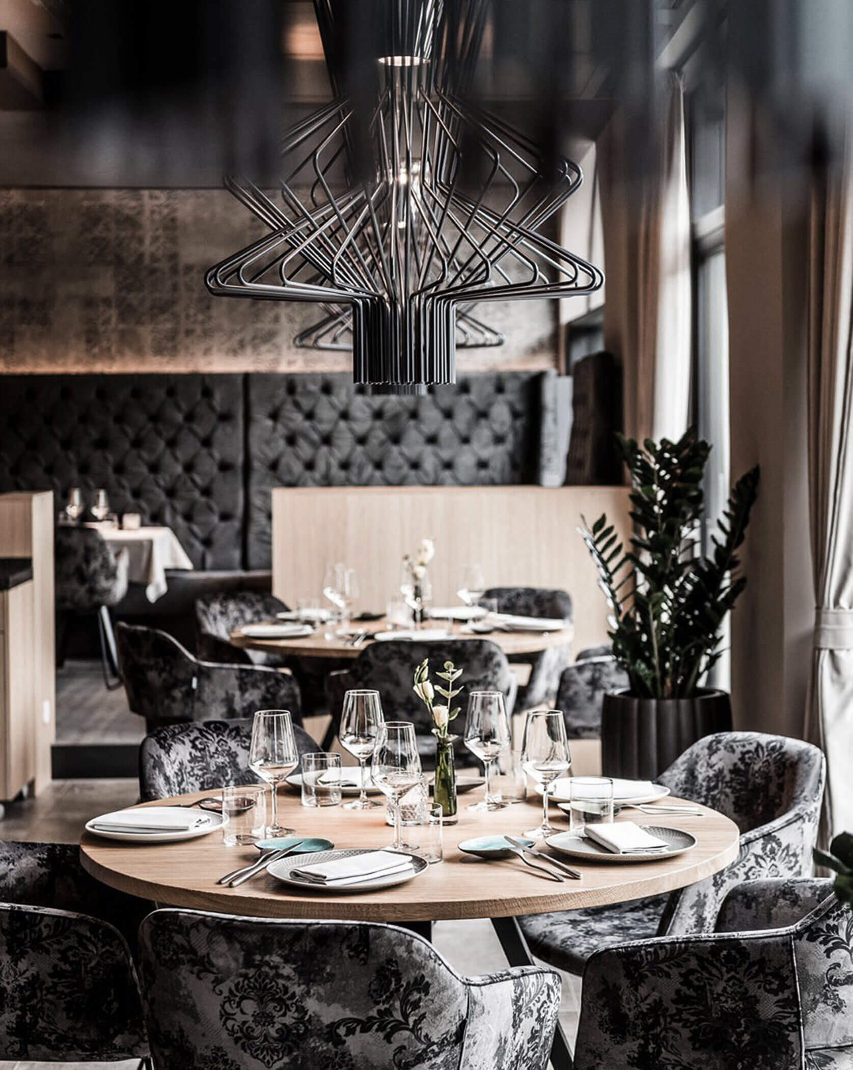 Honesty Bar & Dine Around Cosmo- Innenansicht mit gedecktem Tisch - Hofergut