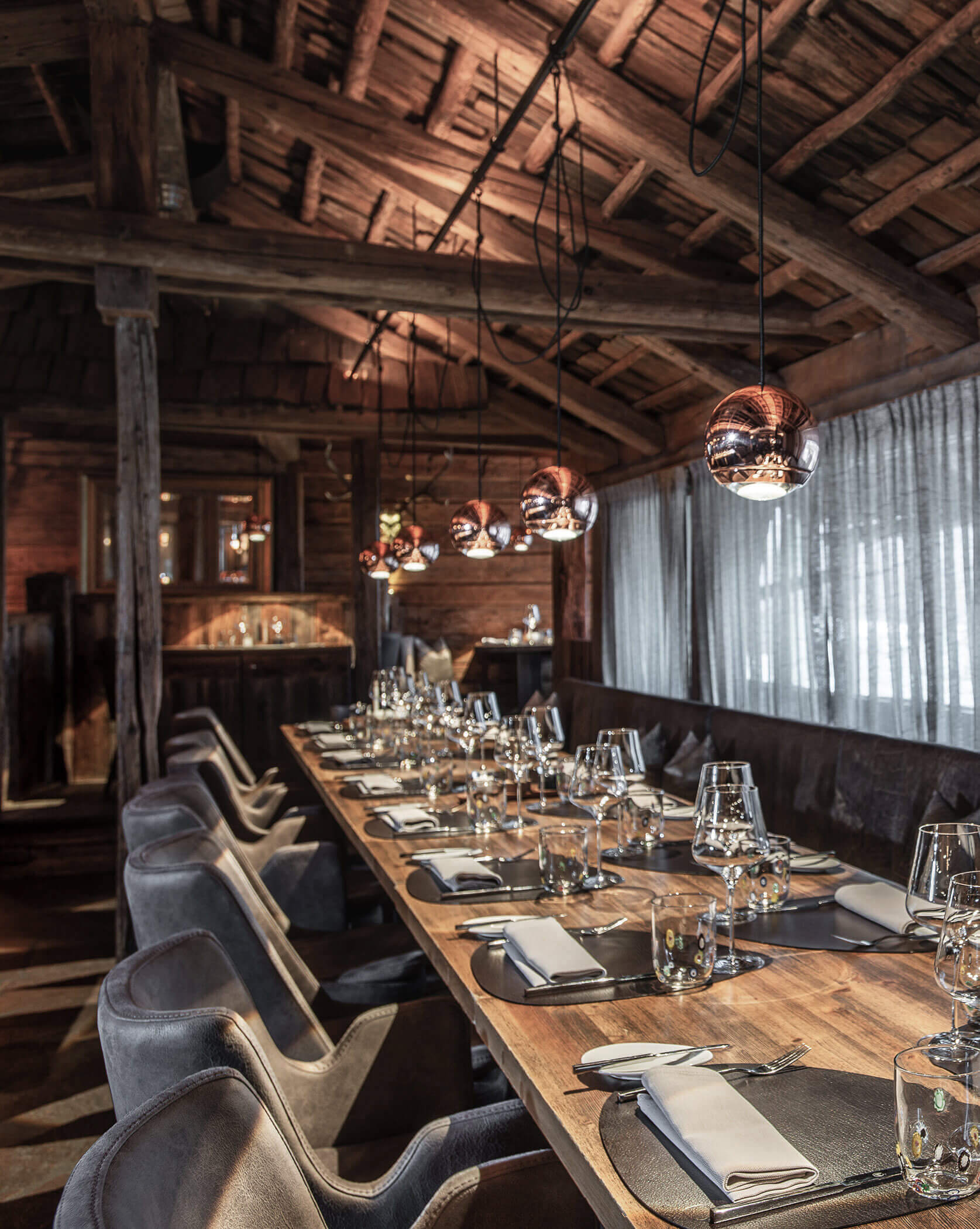 Honesty Bar & Dine Around Hardimitzn- Innenansicht mit gedecktem Tisch - Hofergut