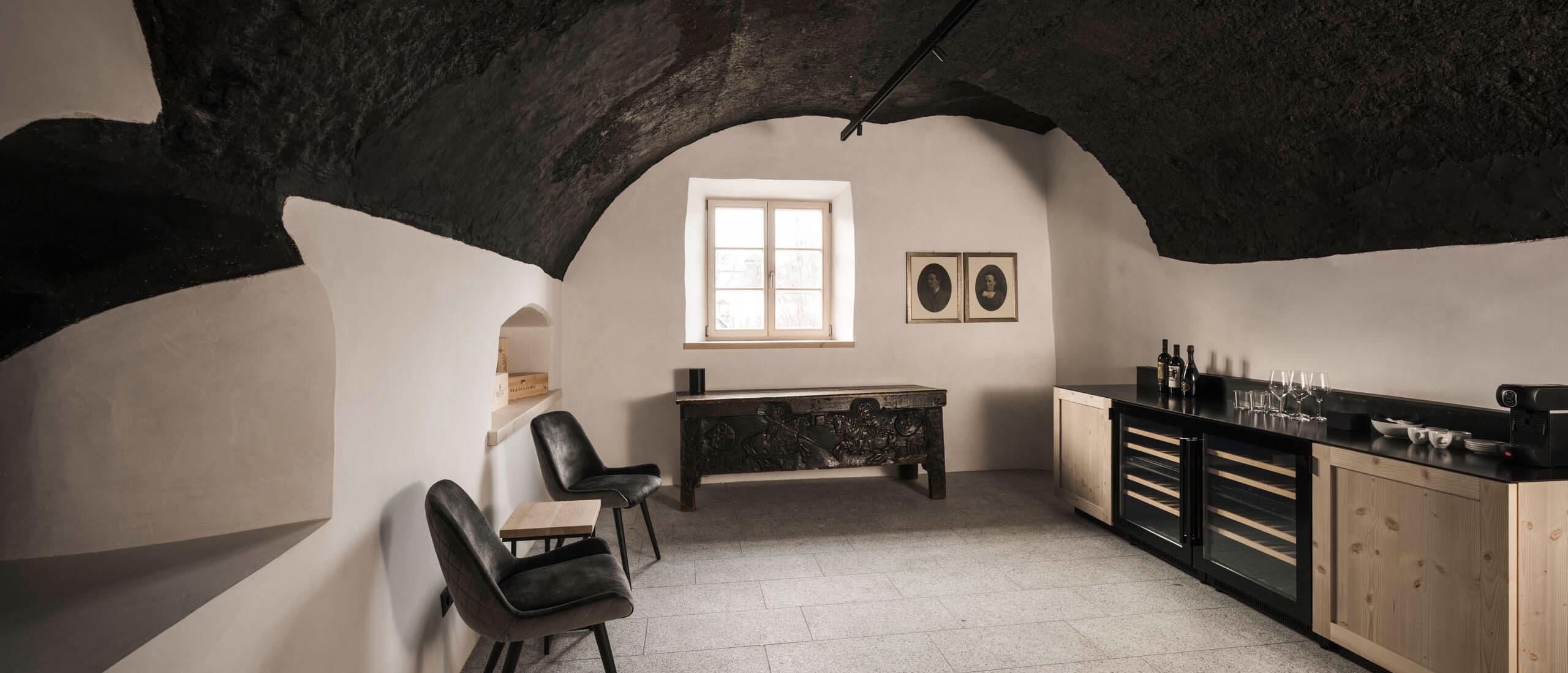 Honesty Bar & Dine Around - Innenansicht mit Wein & Gläser - Hofergut