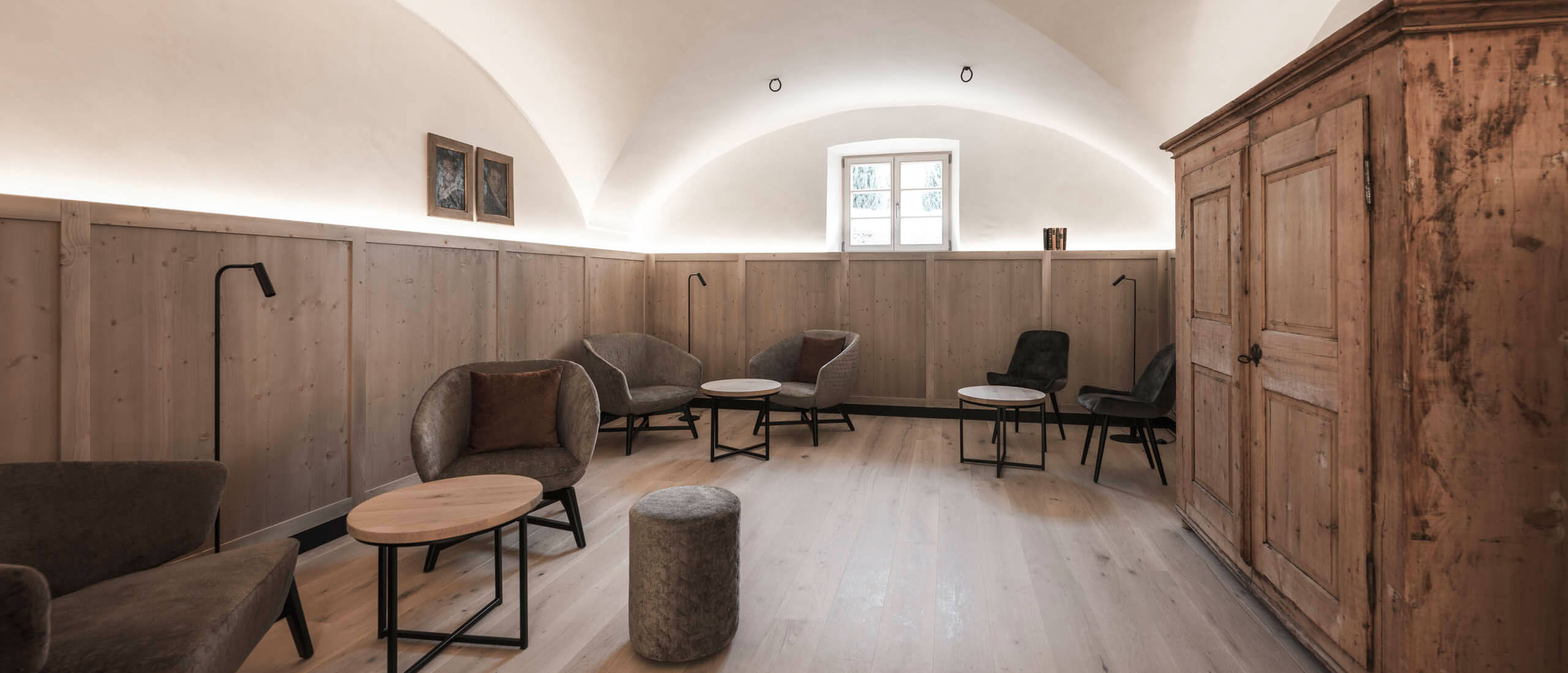 Honesty Bar & Dine Around - Innenansicht mit Sessel & Tischen - Hofergut