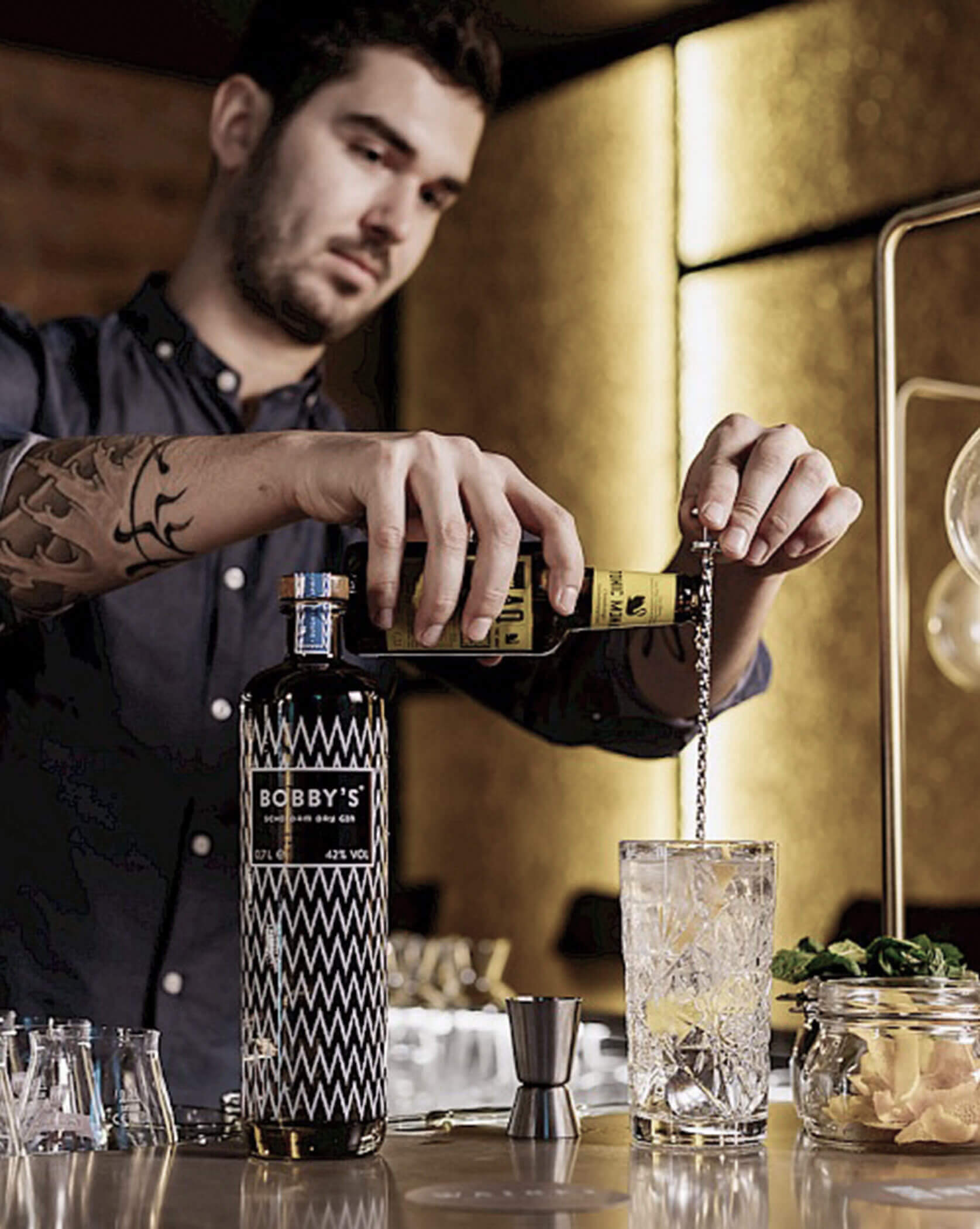 Honesty Bar & Dine Around Wainks - Kellner mixt Cocktail - Hofergut