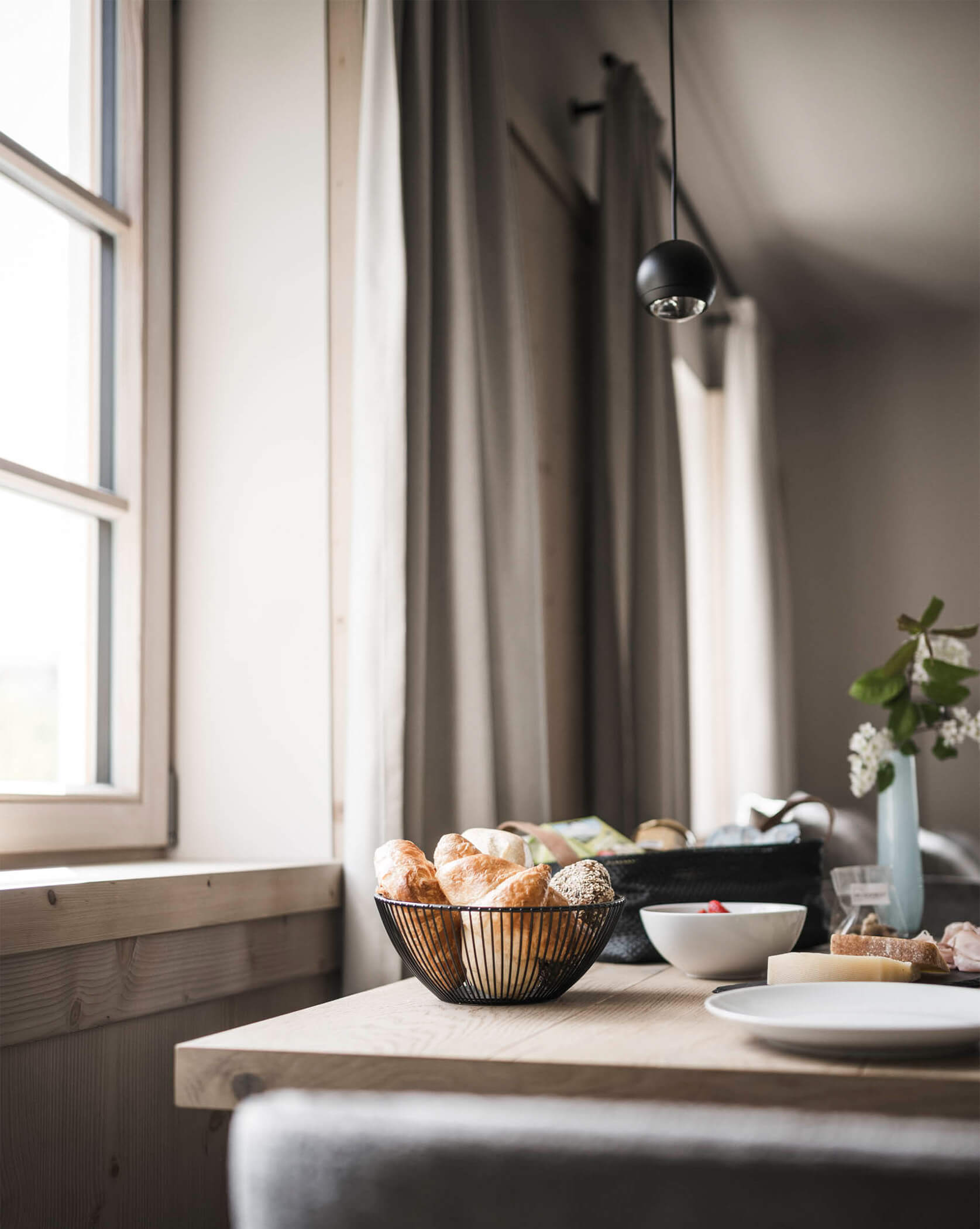 Kulinarik - Detailaufnahme Holztisch mit Frühstück am Fenster- Hofergut