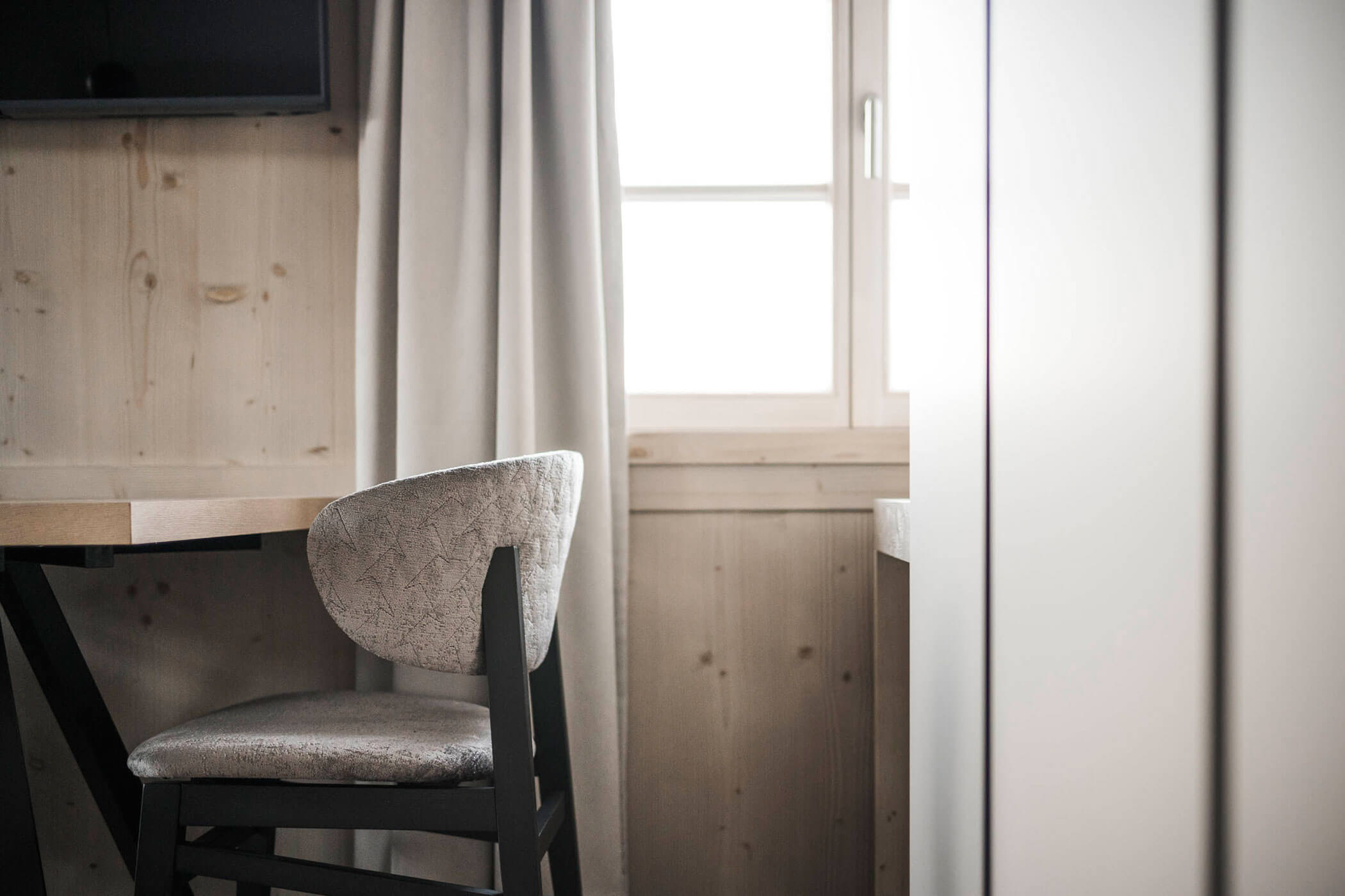 ApartSuite - Detailaufnahme Tisch mit Stuhl & Kleiderschrank - Hofergut