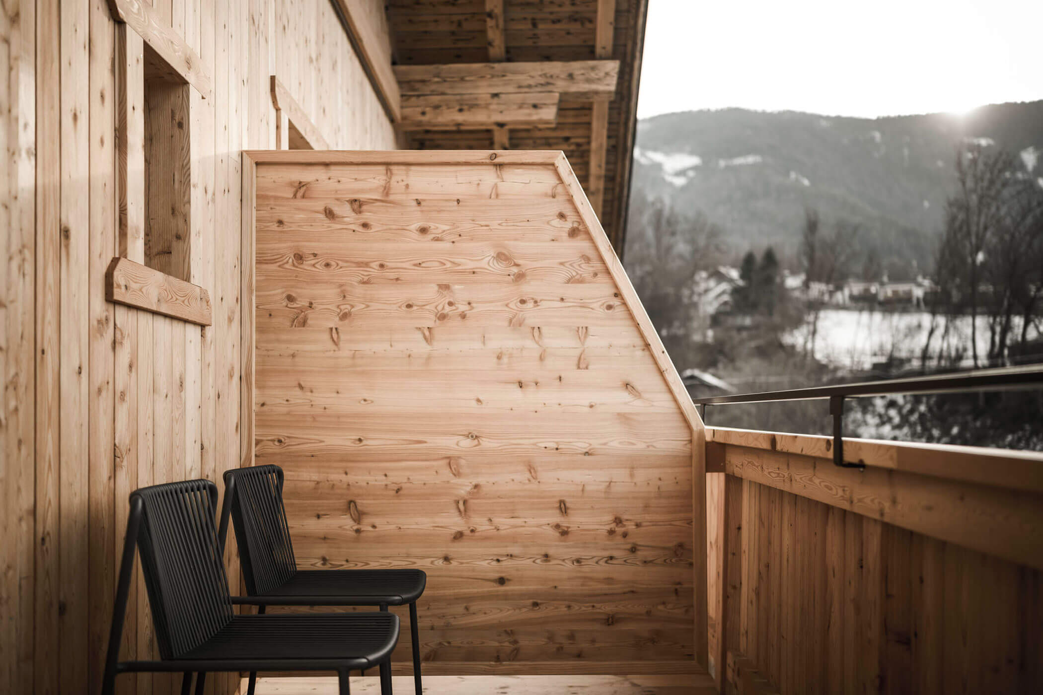 ApartSuite with balcony - Close-up of balcony in winter with chairs - Hofergut