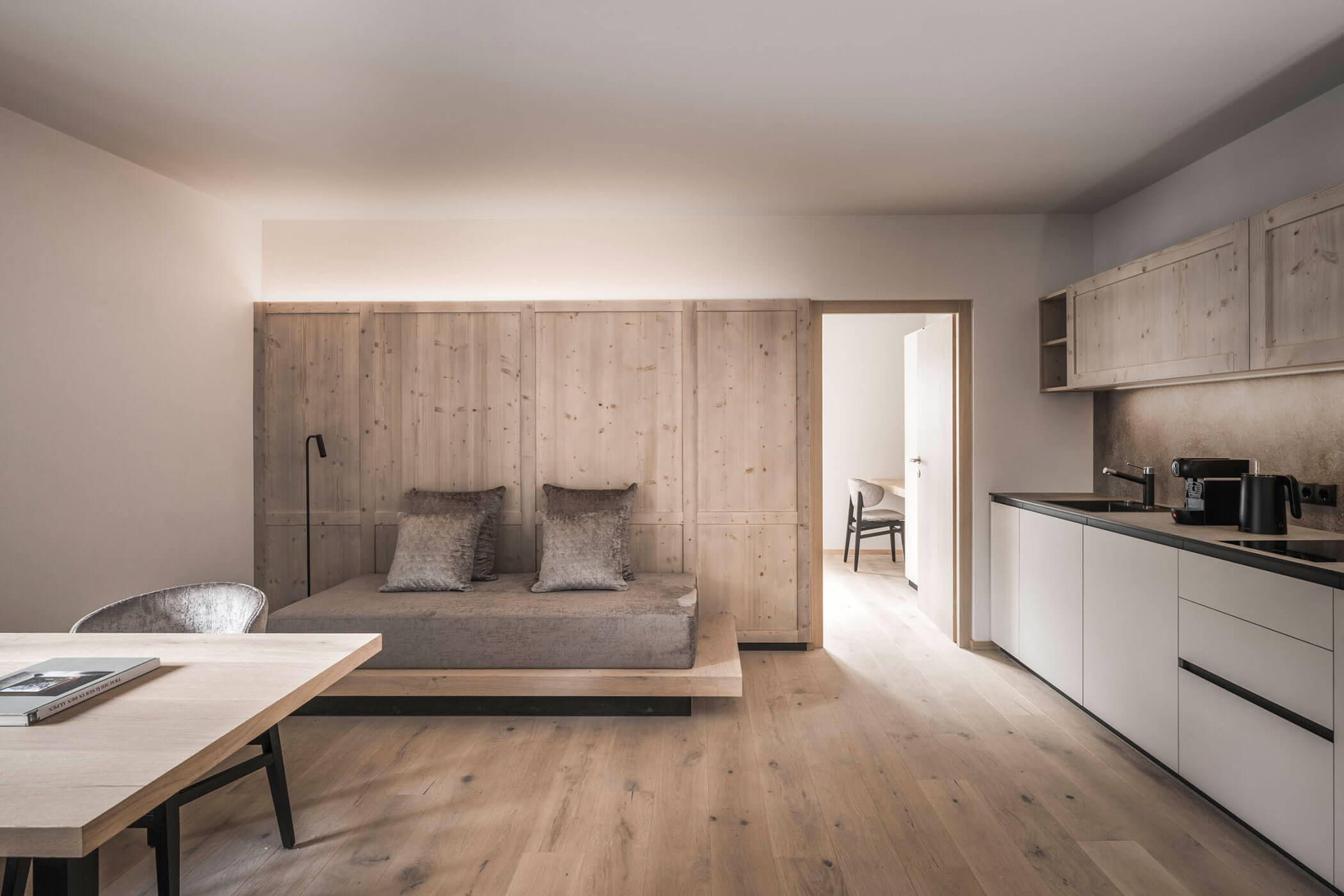 Apartment L mit Balkon - Küche mit Esstisch & Couch - Hofergut