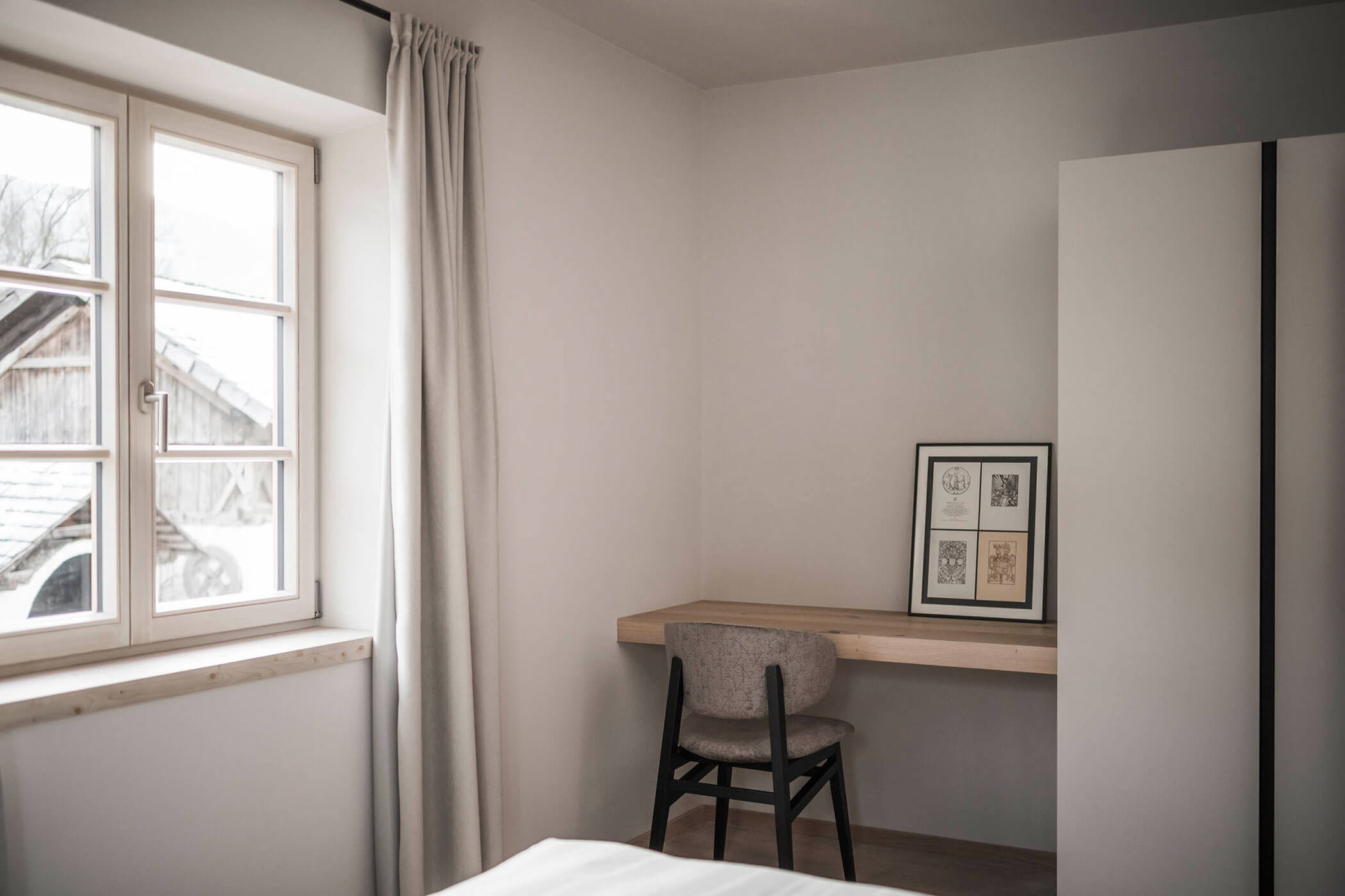 Apartment L mit Balkon - Schlafzimmer mit Schrank - Hofergut