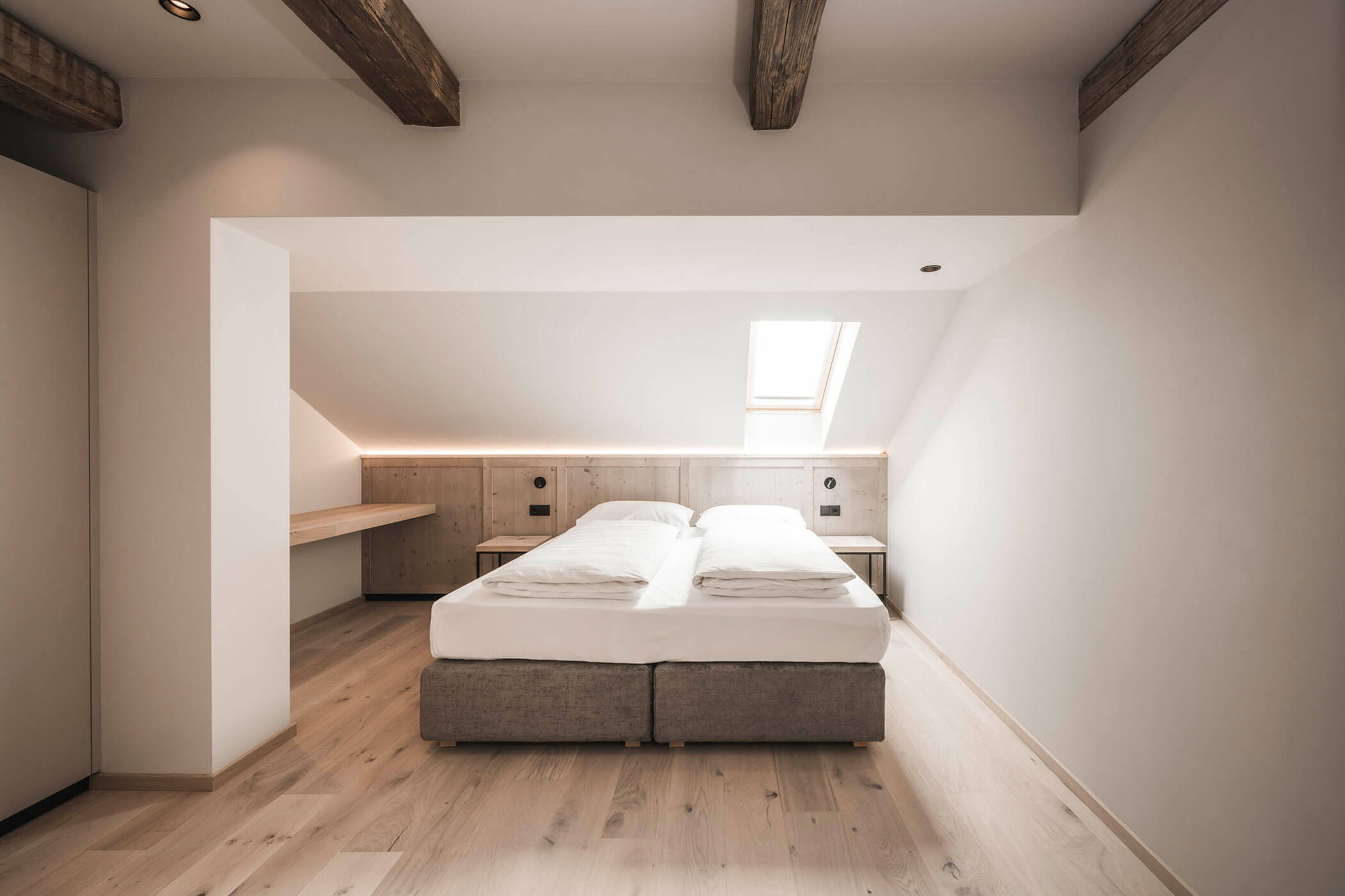 Apartment M - Schlafzimmer mit Dachfenster - Hofergut