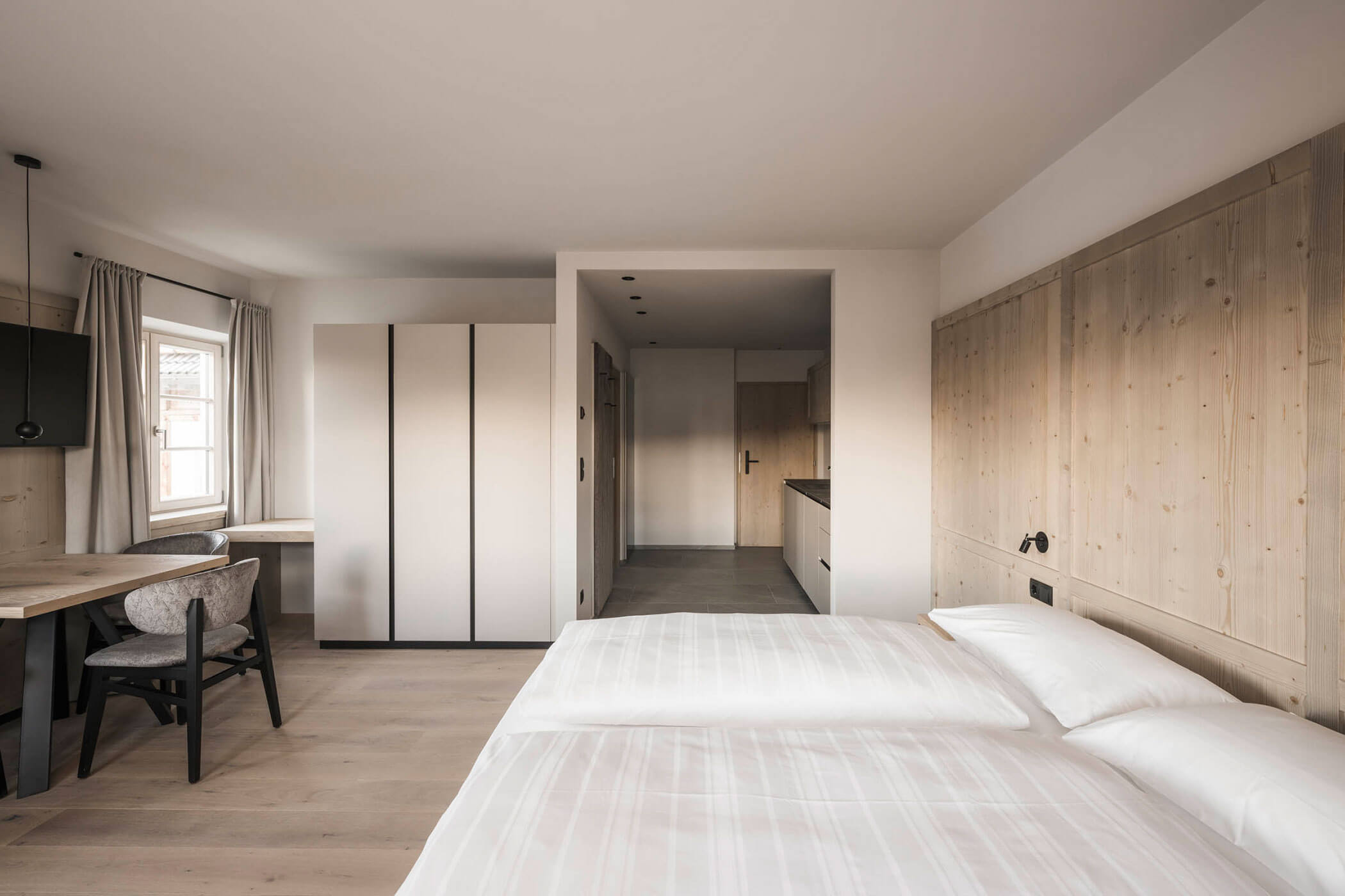 Apartment XL - Bett mit Kleiderschrank & Tisch mit Stuhl - Hofergut