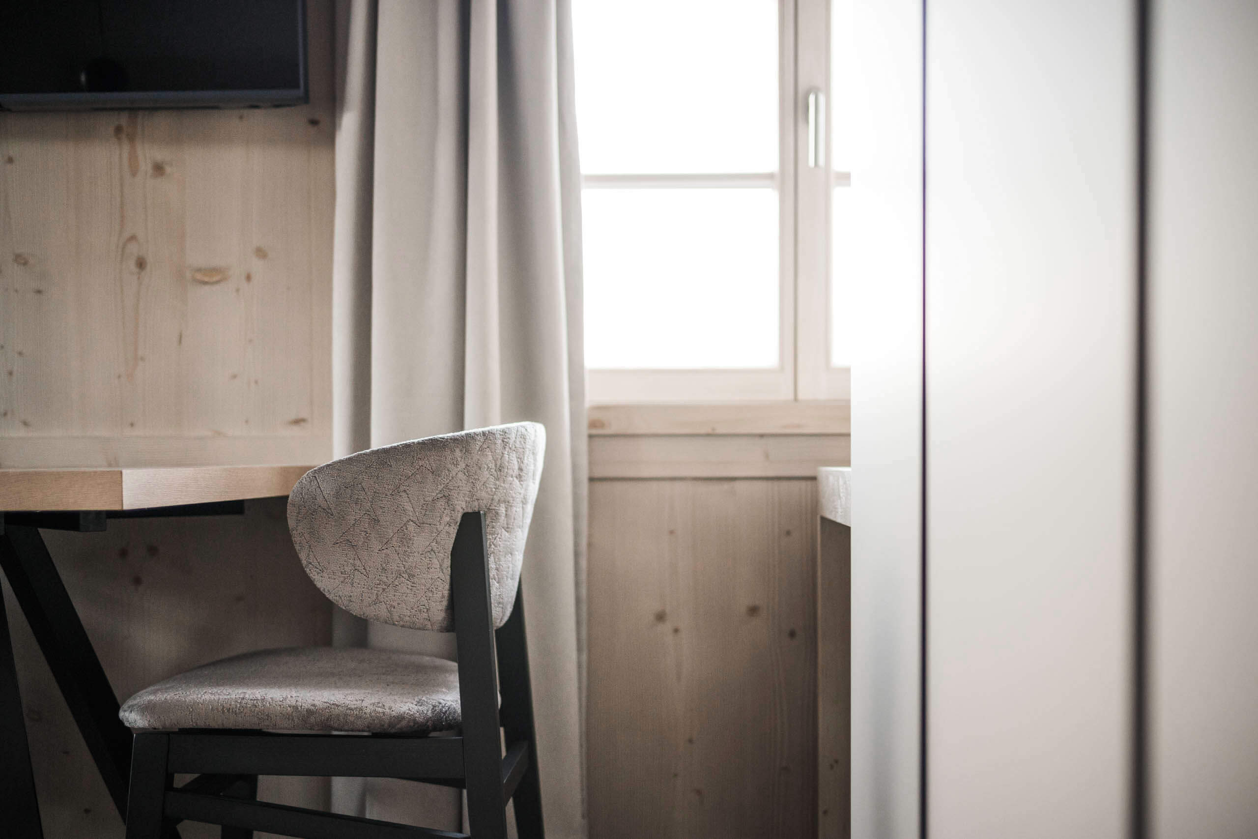 Apartment XL mit Balkon - Detailaufnahme Tisch mit Stuhl & Kleiderschrank - Hofergut