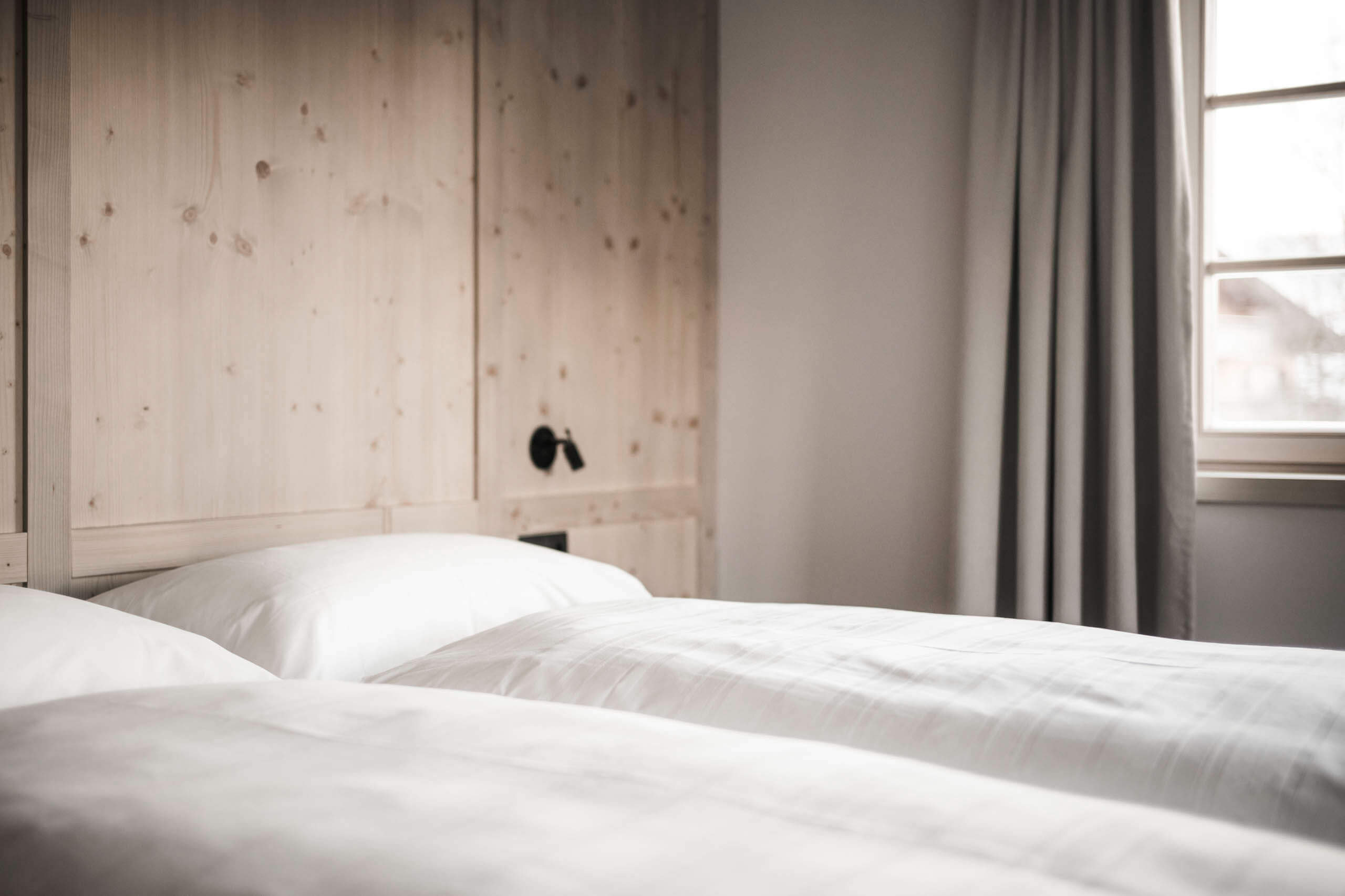 Apartment XL mit Balkon - Detailaufnahme Bett - Hofergut