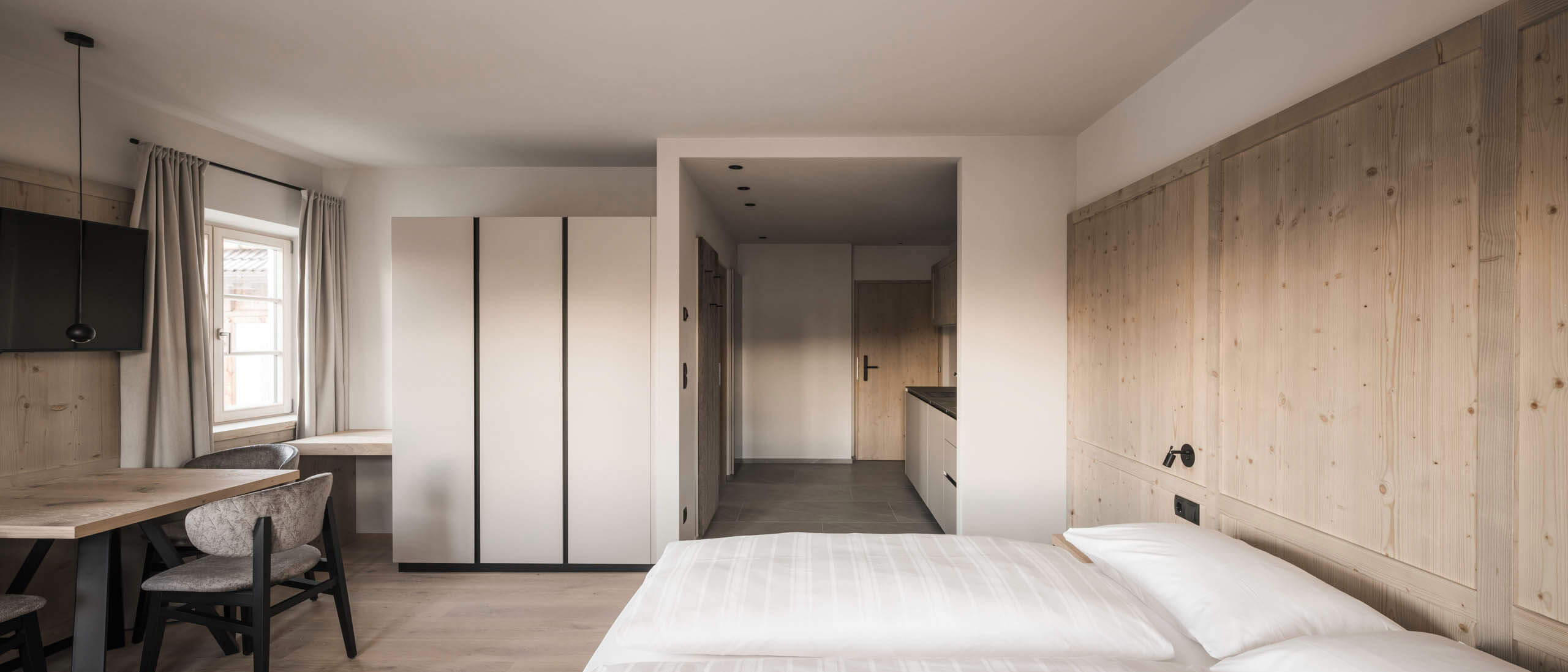 Suites & Apartments - Innenansicht - Schlafen - Bett mit Kleiderschrank - Hofergut