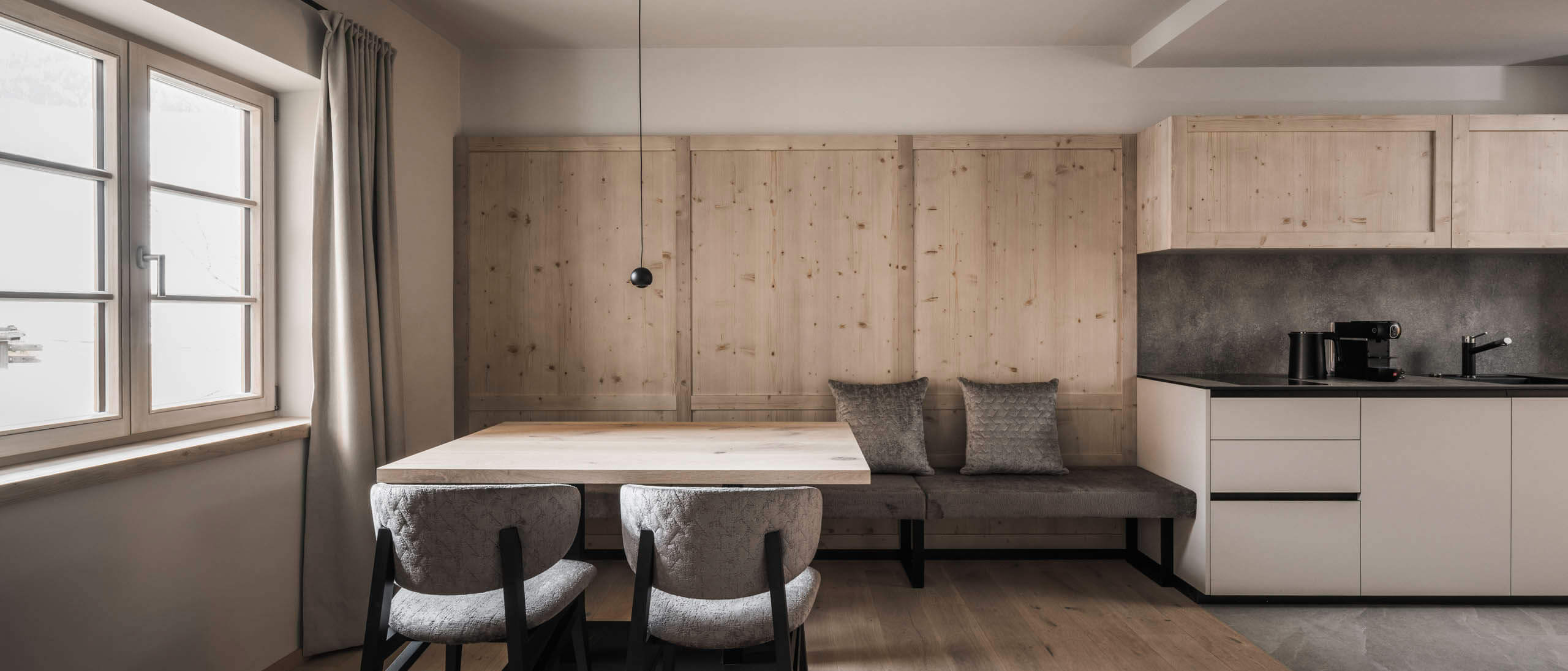 Suites & Apartments - Innenansicht - Wohnen - Esstisch mit Küche - Hofergut